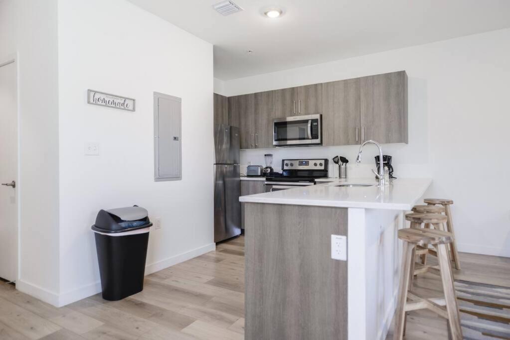 Вилла Amazing Town House 15 Min From The Beach Wfree Parking Майами Экстерьер фото