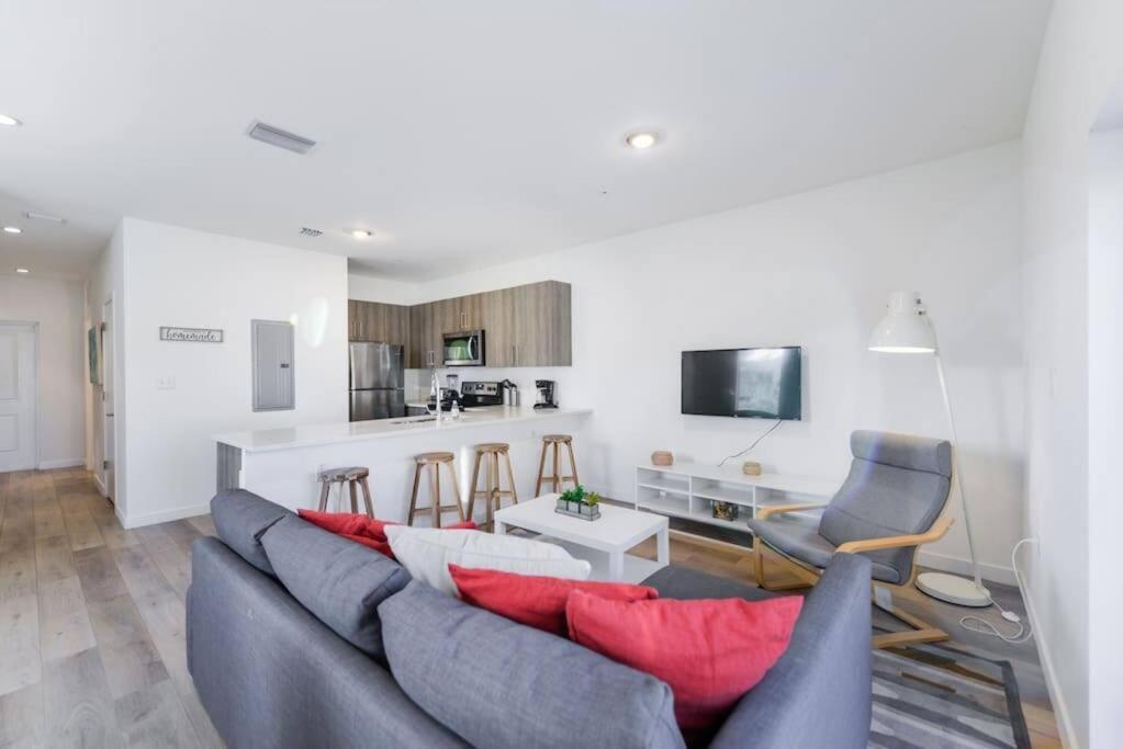 Вилла Amazing Town House 15 Min From The Beach Wfree Parking Майами Экстерьер фото
